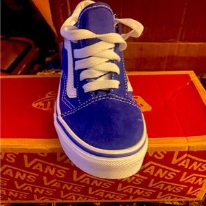 Blue white kids vans never warn in good condition and are really cute in person